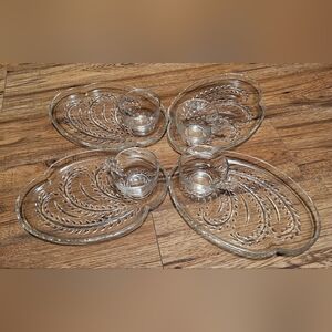 Set Of 4 Vintage Federal Glass Homstead Snack Plates And Cups